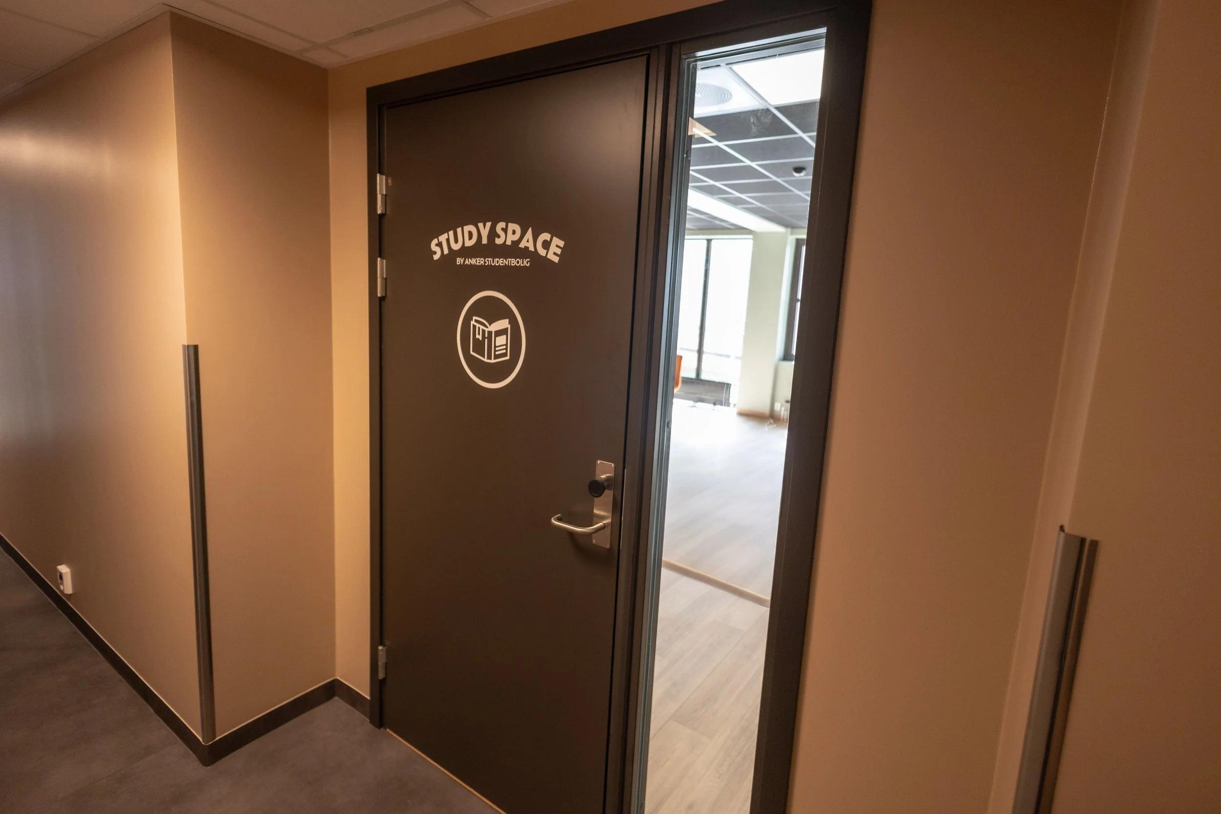 Inngang StudySpace, stor lesesal for studenter i 1.etg. 