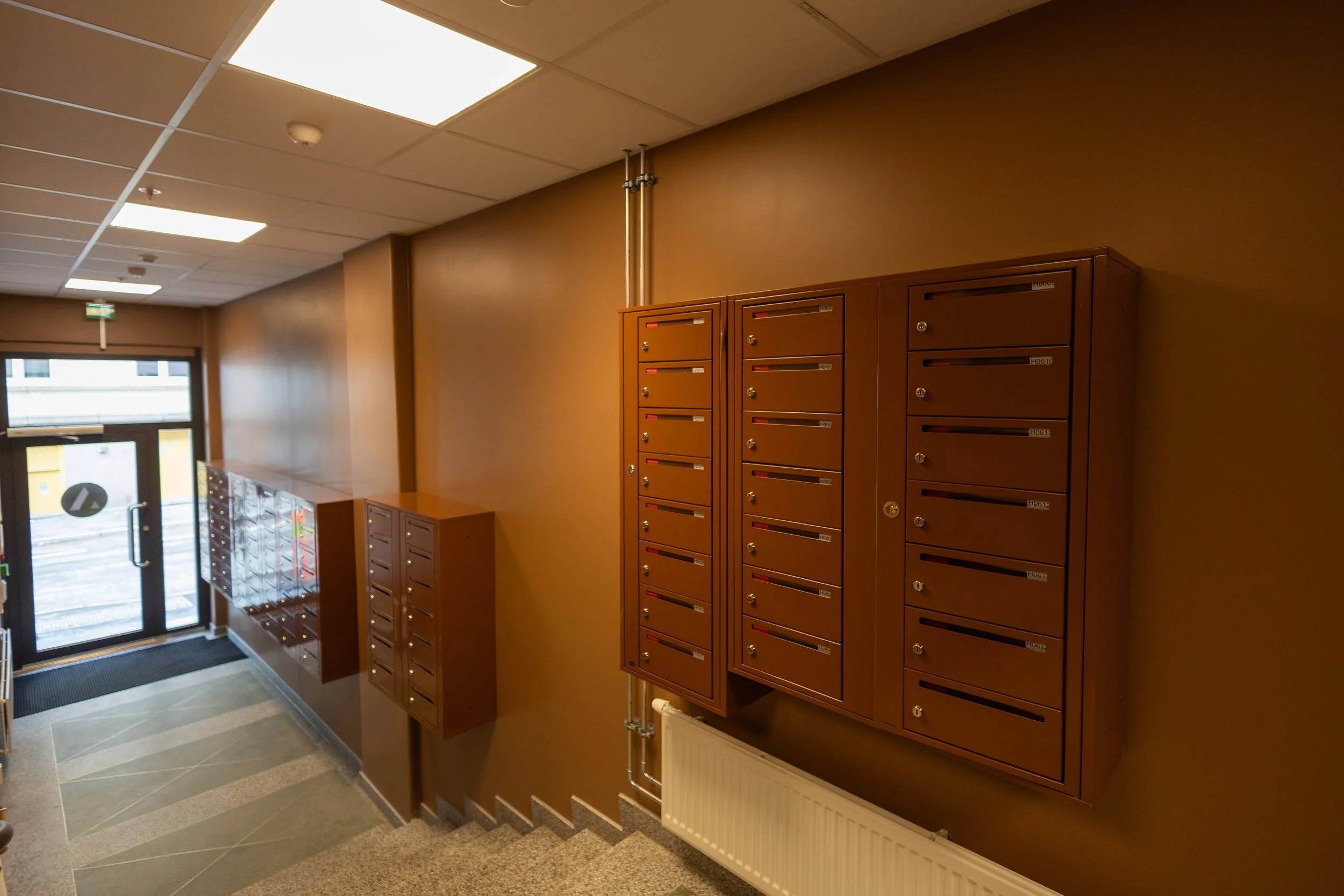 Postkasser ved inngangen 