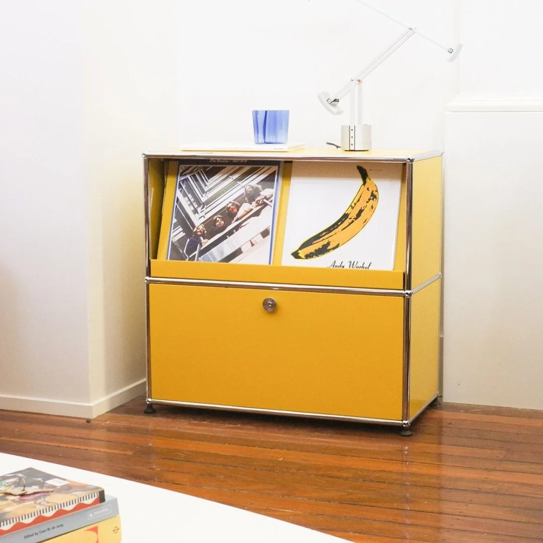 Con ra&iacute;ces en la artesan&iacute;a suiza, USM combina tradici&oacute;n e innovaci&oacute;n. Sus l&iacute;neas puras y modularidad lo han convertido en un favorito de dise&ntilde;adores y arquitectos en todo el mundo. Lleva un icono del dise&nti