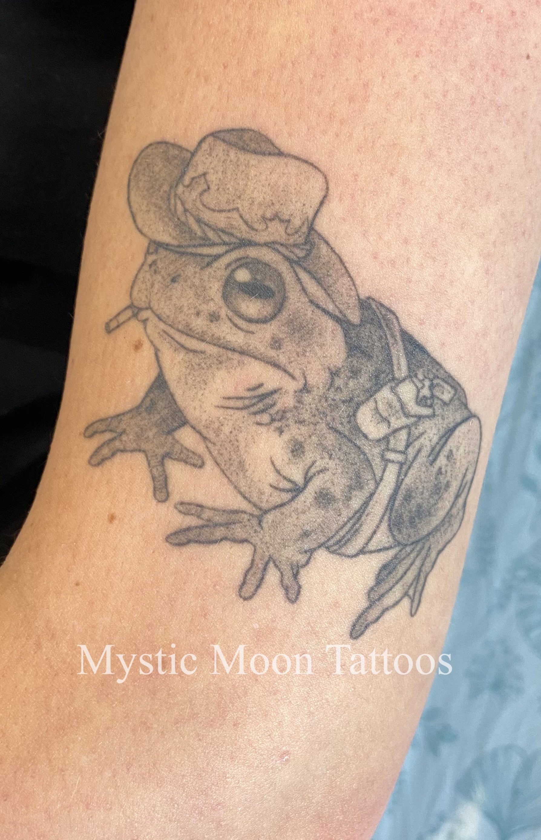 Cowboy toad nicely healed! Frogs are characterized by slimmer bodies, and often slimy skin, where toads have dry warty skin, and prefer to crawl than jump. Perfect for being a tough little cowboy!