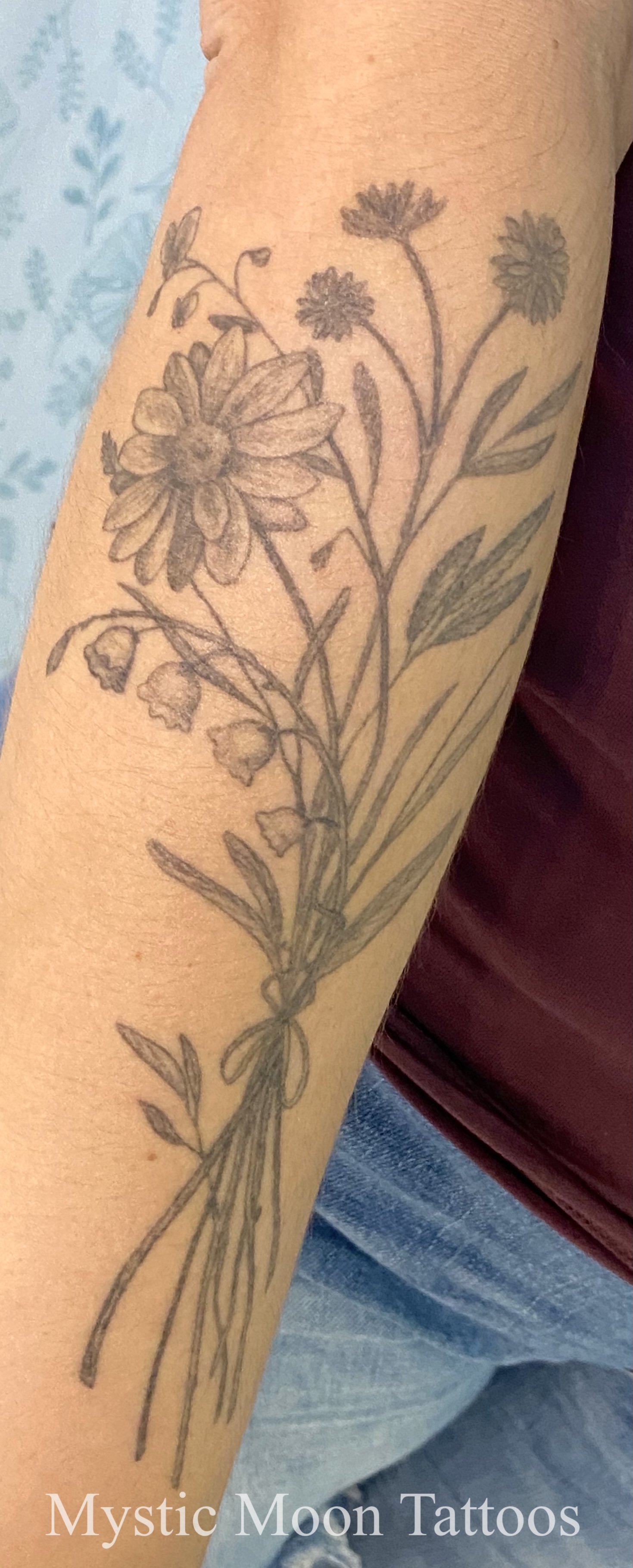 Delicate, soft bundle of flowers, nicely healed.