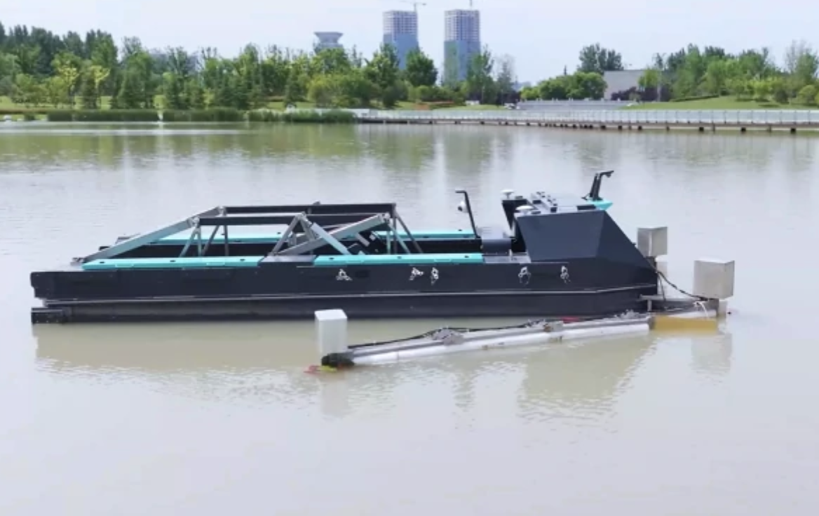 Bateau autonome sur un lac avec des arbres et des bâtiments en arrière-plan.