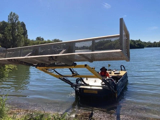 Bateau faucardeur avec panier levé.jpg