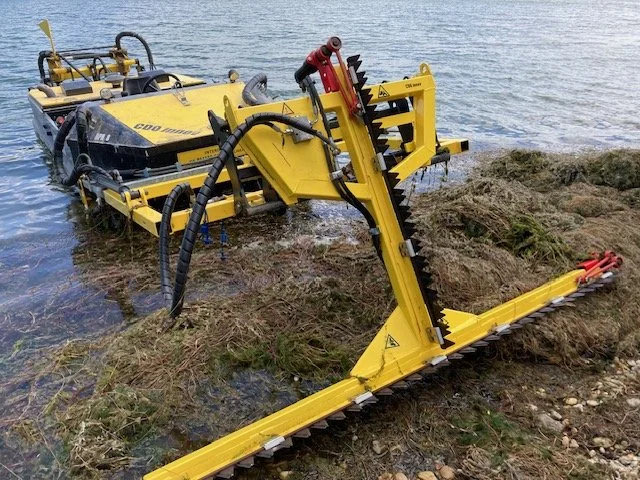 Bateau faucardeur avec barre de coupe.jpg