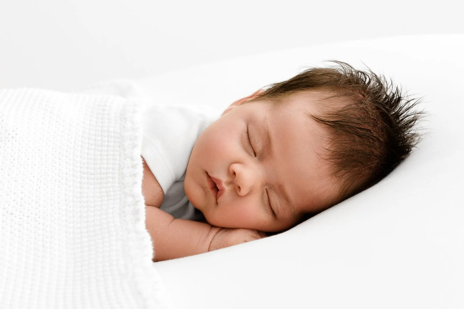 How to Settle a Newborn Baby During a Photoshoot