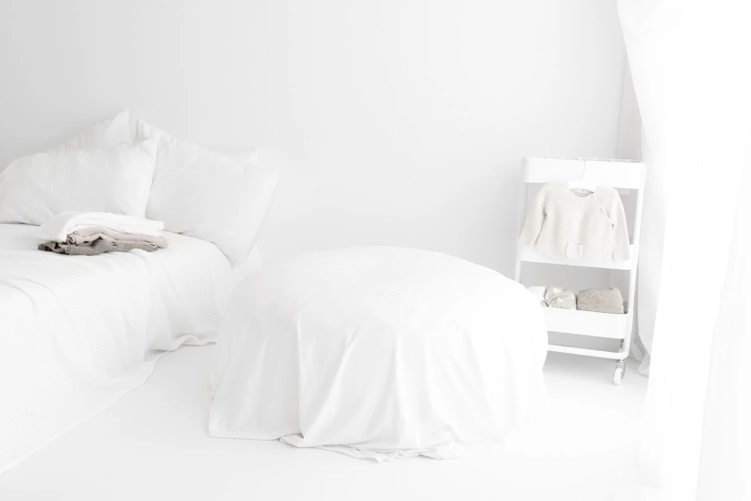 Simple minimal newborn photography setup by Ally Stuart-Ross Mabel and Moose Education