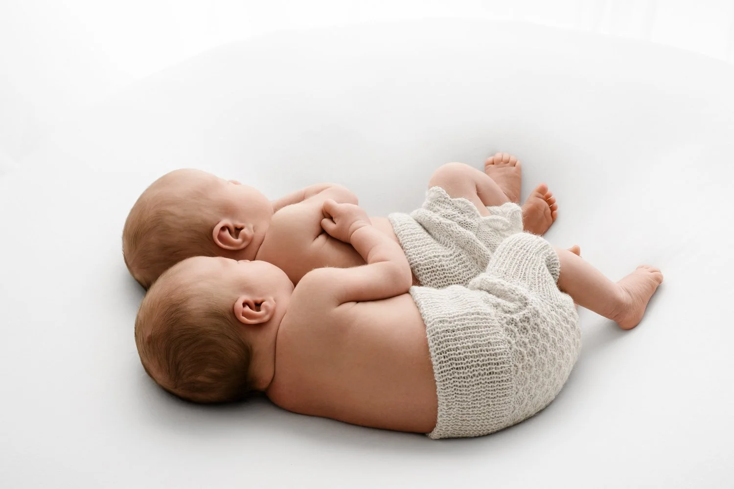 Side angle shot of identical newborn twins showing depth of field effect by Ally Stuart-Ross Mabel and Moose Education