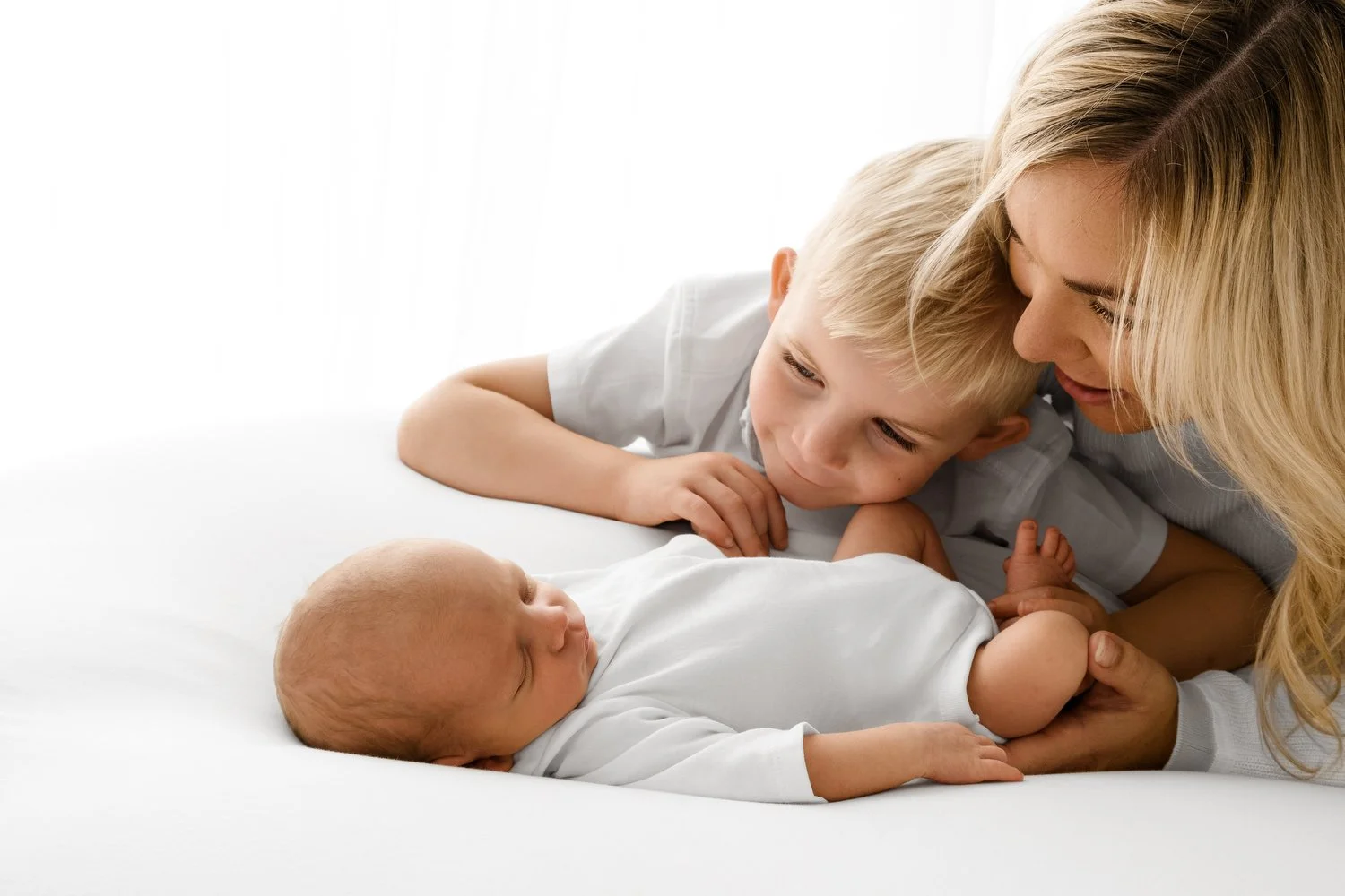 Family portrait with newborn and big brother, shot using consistent aperture