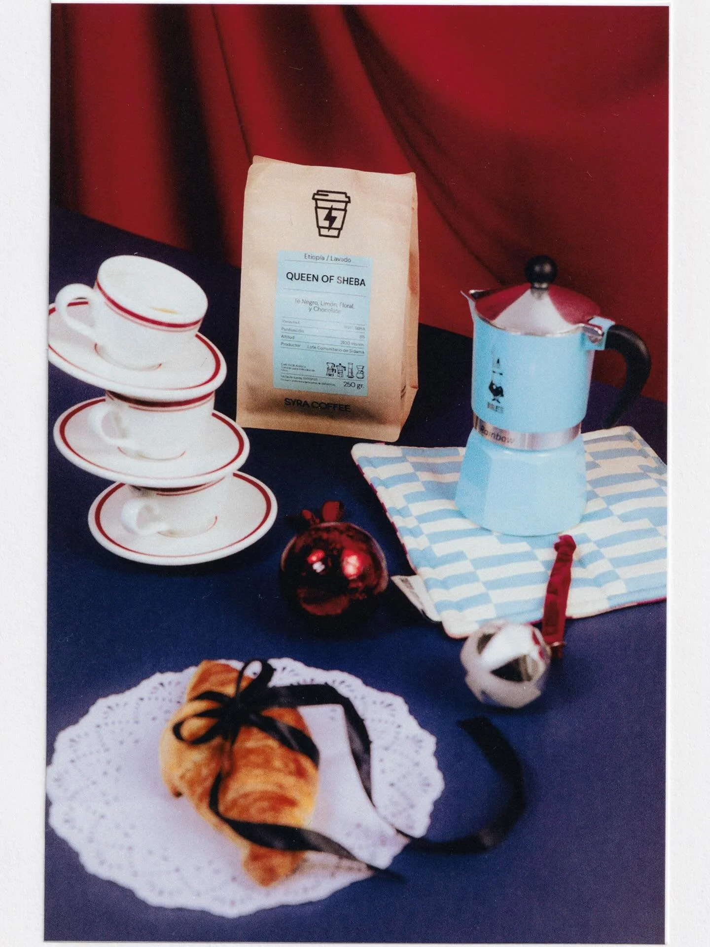 ୨ৎ Christmas campaign for @syracoffee 𐙚 ̊ 

Creative direction and production @casamou_ra 

Photography and post @emmarahmani.photo