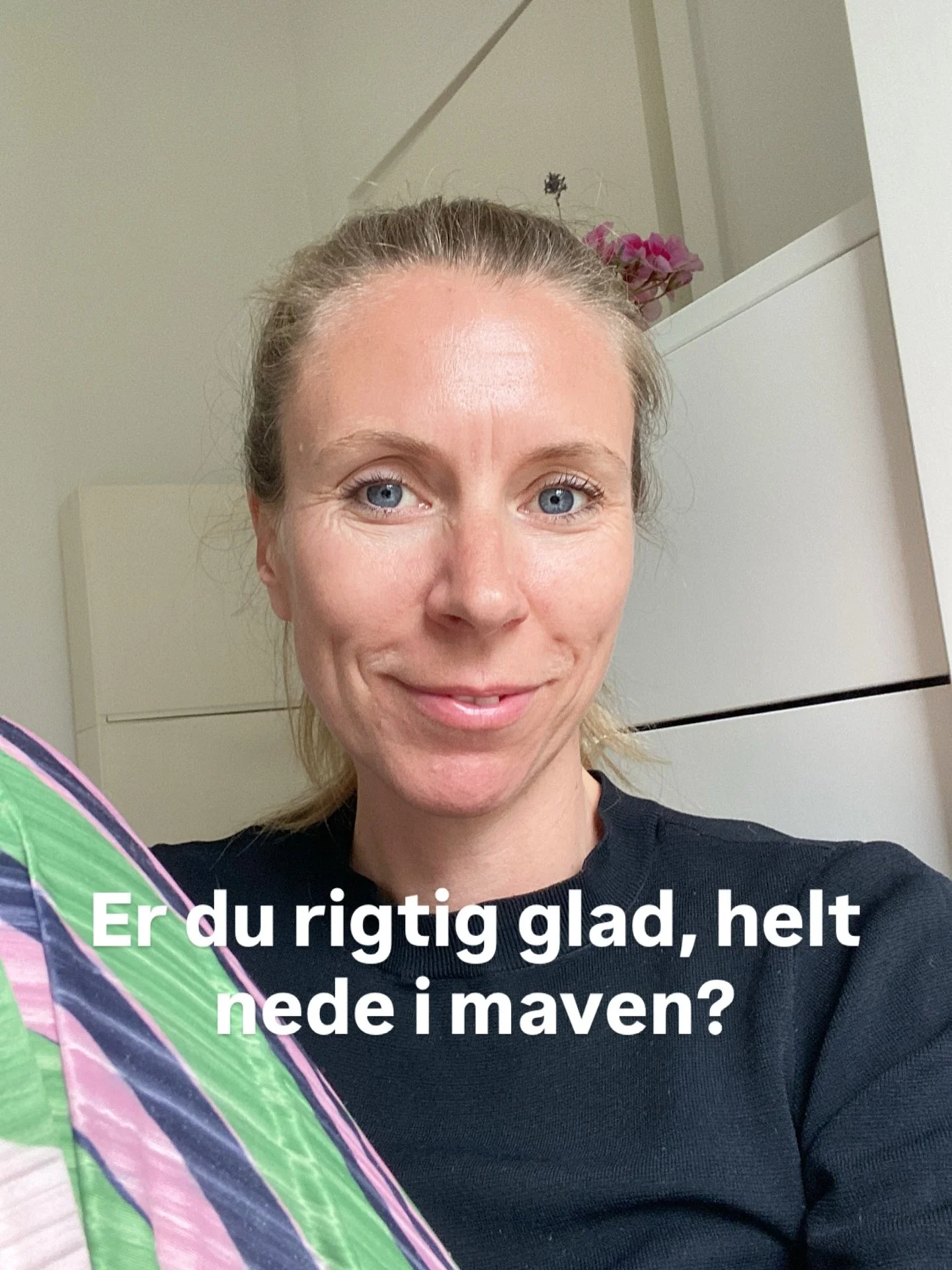 Kan du ogs&aring; have sv&aelig;rt ved at m&aelig;rke den der rigtige gl&aelig;de helt nede i maven.
Den kan m&aring;ske komme momentvis, men n&aring;r du sidder alene og m&aelig;rker efter, fylder tristheden, ensomheden eller tomheden mere?

Det er 
