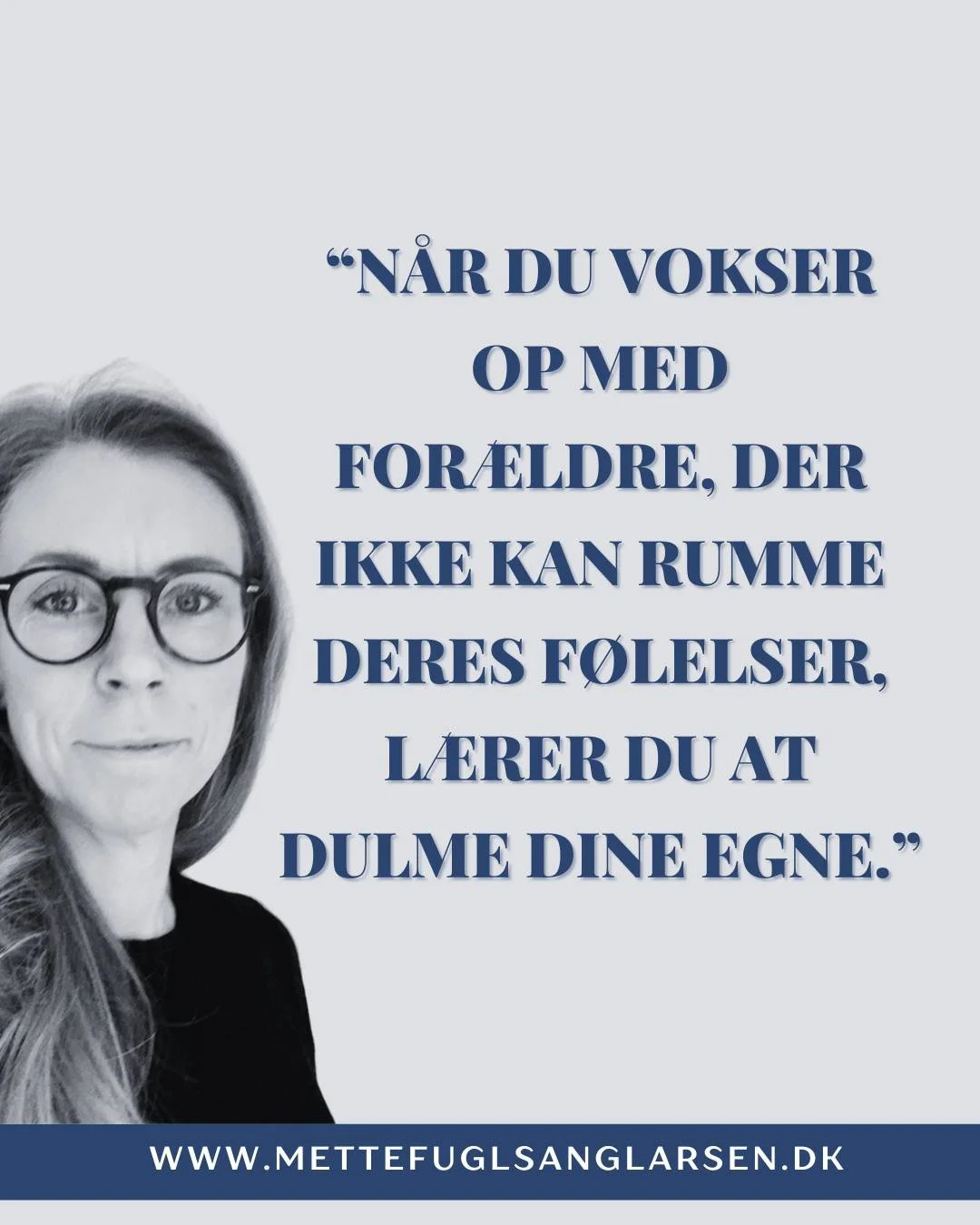 Du l&aelig;rte tidligt, at f&oslash;lelser er farlige.
At stemningen i rummet kunne skifte p&aring; et sekund.
At tryghed afh&aelig;nger af, hvordan de andre har det.

S&aring; du l&aelig;rte at m&aelig;rke dem &ndash; i stedet for dig selv.
At d&ael