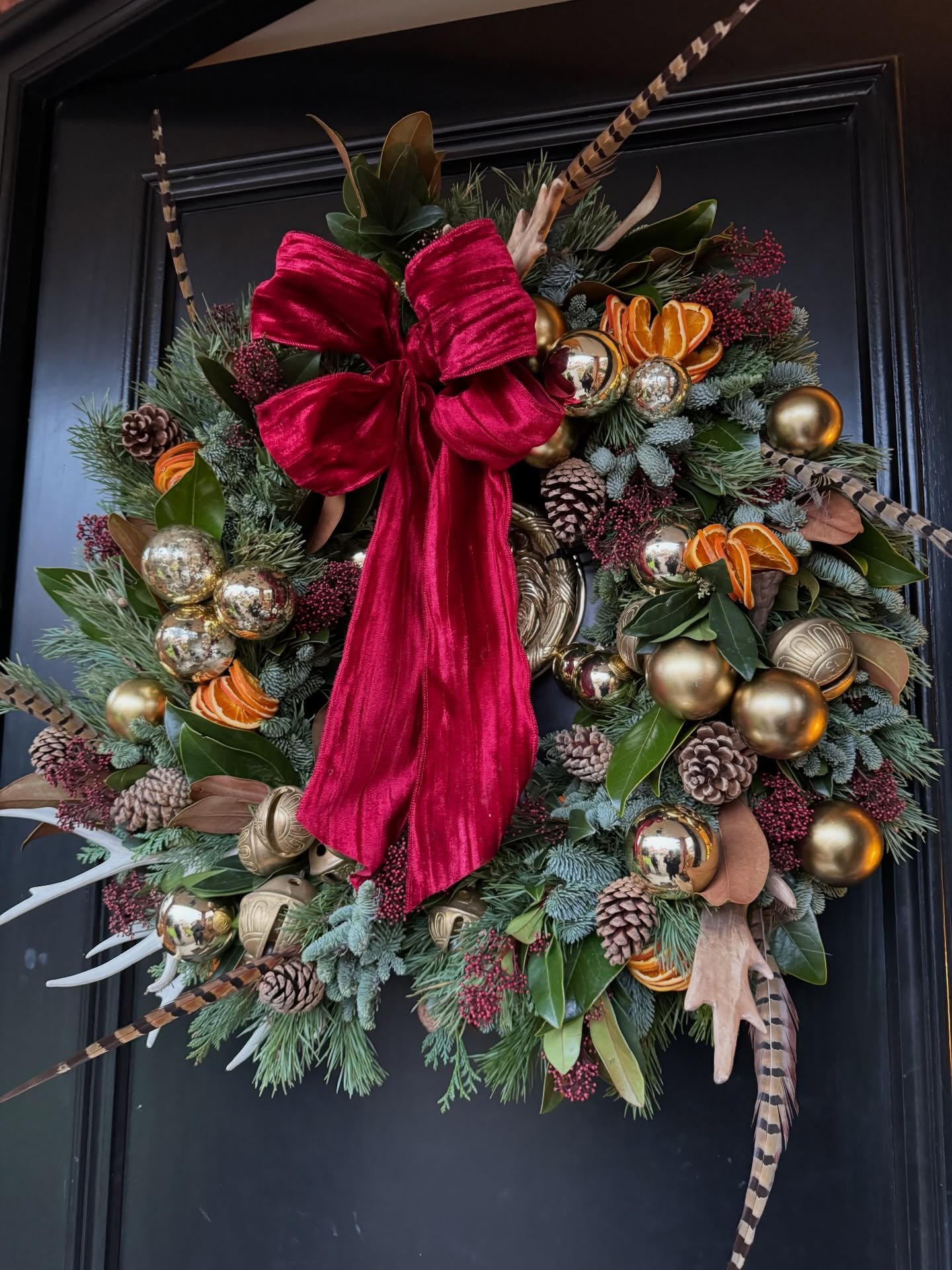 A little moment of Christmas magic for the doorstep - layered winter foliage, velvet ribbon and golden touches creating the warmest welcome ✨

#christmaswreath #luxuryflorist #christmasdecor