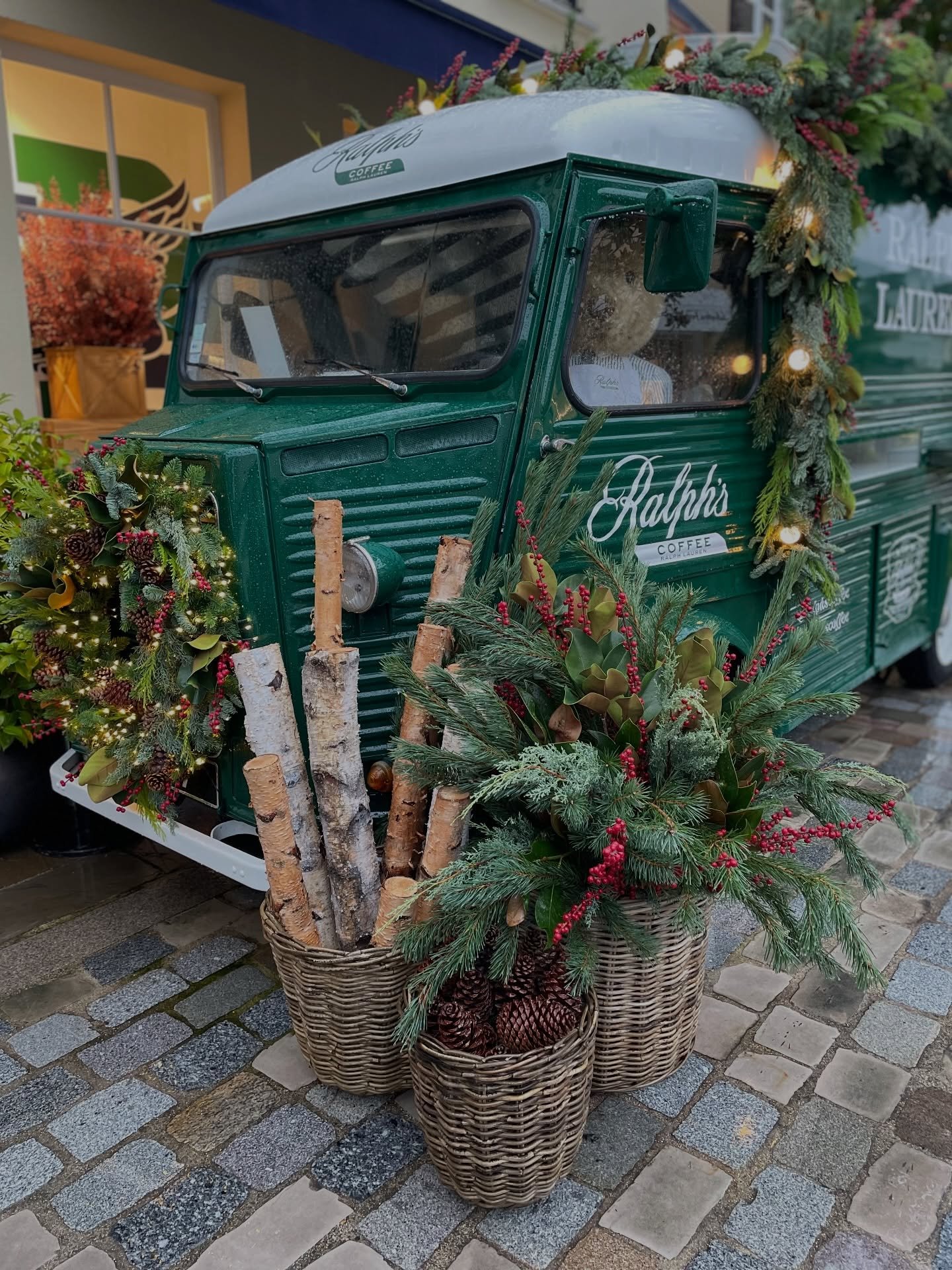 Throwback to Ralph&rsquo;s coffee at Christmas in Paris, with @cotteeflowers 🎄

Evergreen layers, winter berries, soft lights and that unmistakable Ralph Lauren magic - one of those projects where every detail felt considered and timeless ✨

#ralphl
