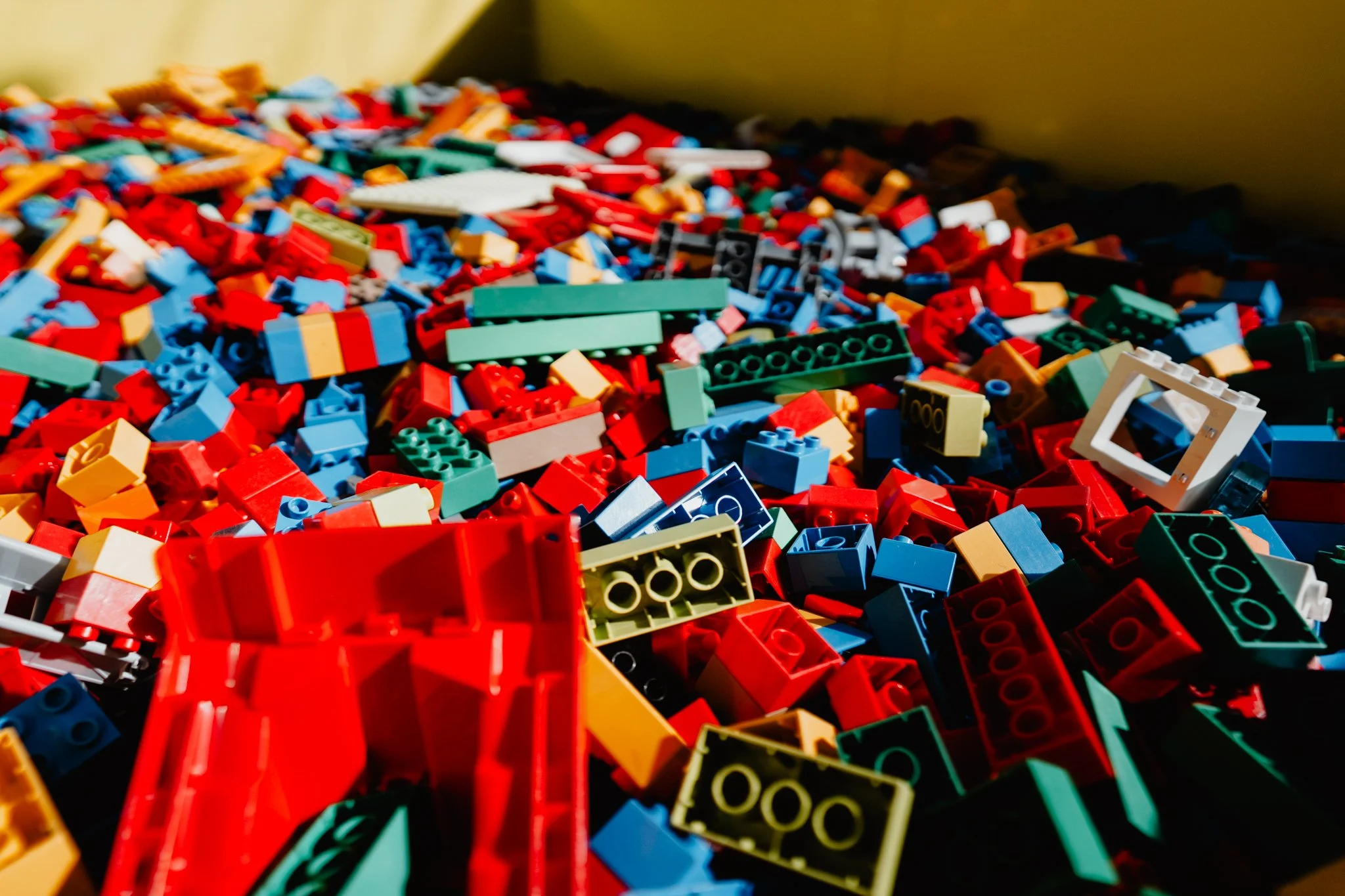 Viele bunte Lego-Steine in Rot, Blau, Grün, Gelb, Weiß und Schwarz.