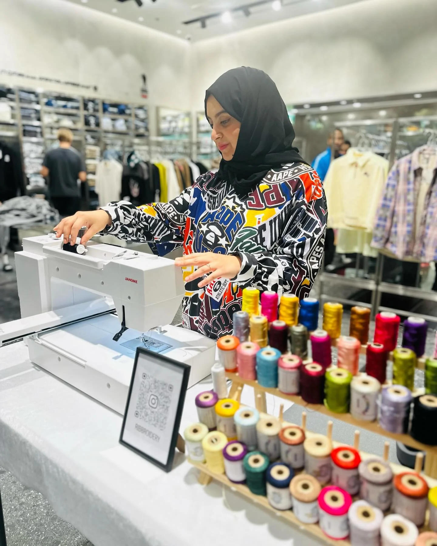 Onsite personalization for @aapestore 🌻
.
.
.
.
.
#onsitemachining #onsite #onsiteservice #onsitepersonalization #onsitecustomization #onsiteembroidery #liveembroidery #embroideryactivation #instoreactivation #instoreactivations #machineembroidery #