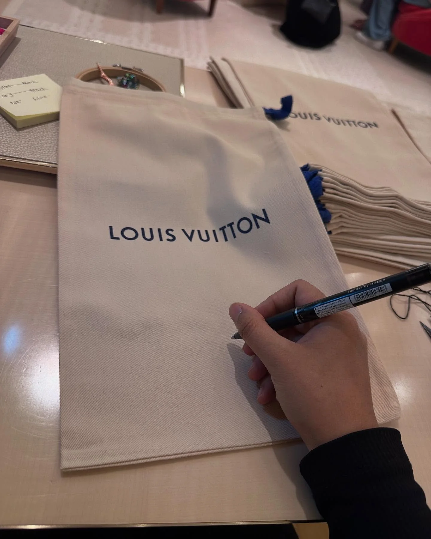 🪡 Embroidery with DMC crisp Gold at LV boutique Dubai Mall ✨
الحمدلله ✨✨

.
.
#LV #brandactivation #handembroideringinitials #personalization #shoebag #dubaimall #dubai #uae