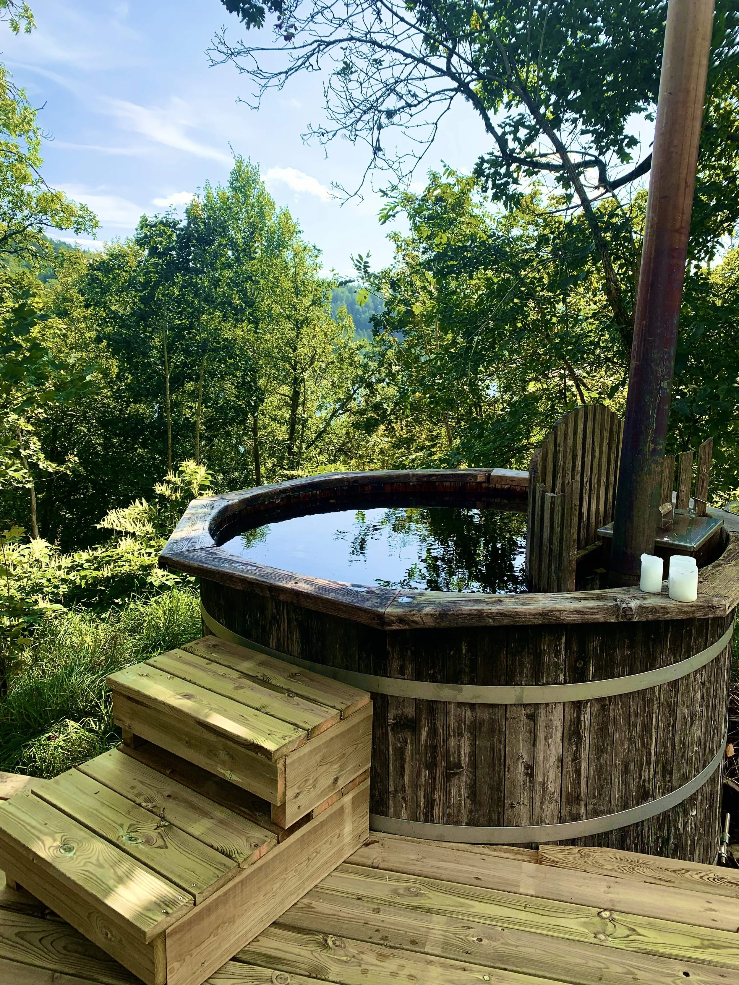 Hot / cold tub next to the sauna.