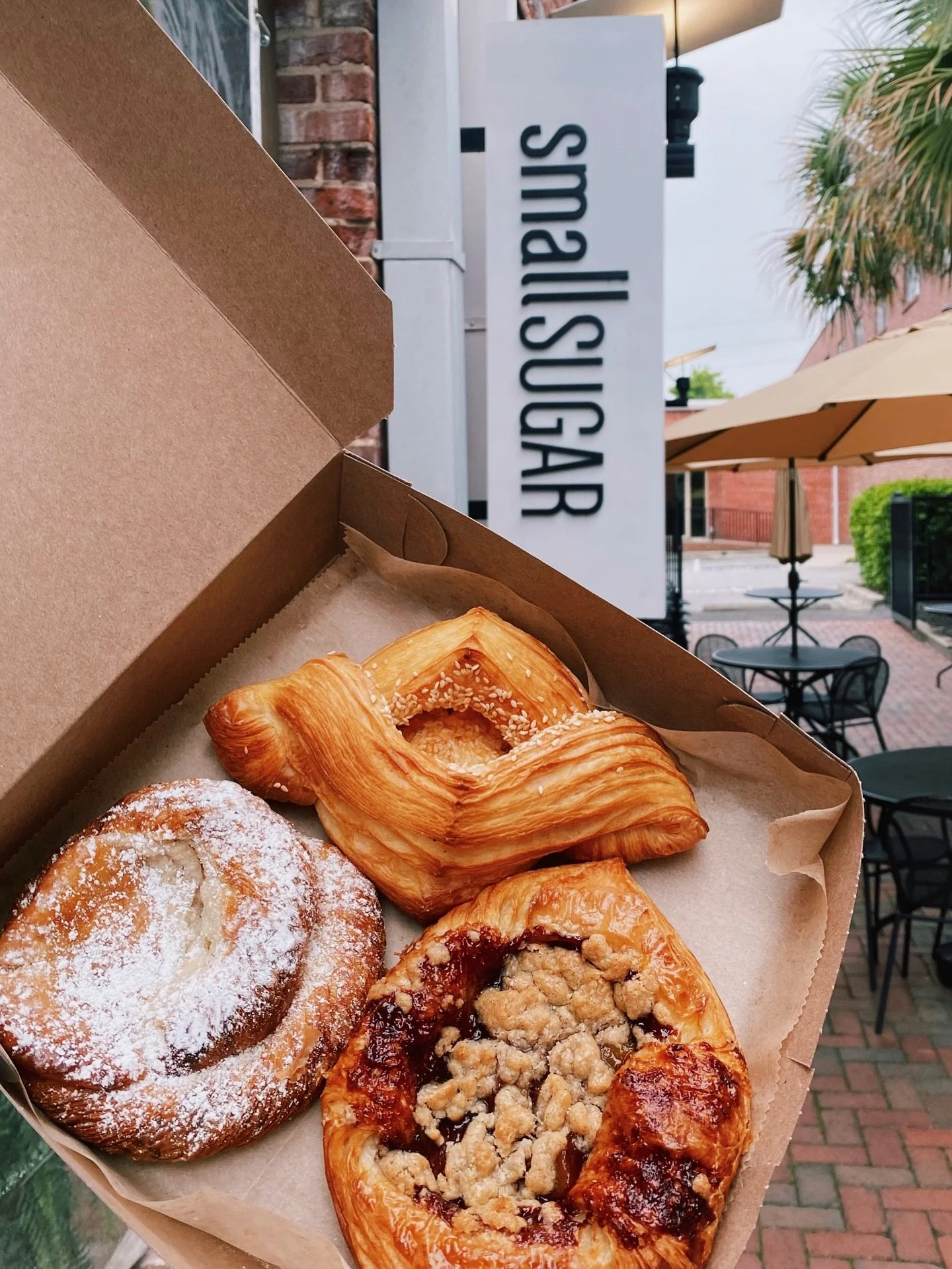 We'd argue that a box of pastries is the #1 way to make your move-in weekend a little less stressful, and a whole lot sweeter 😋