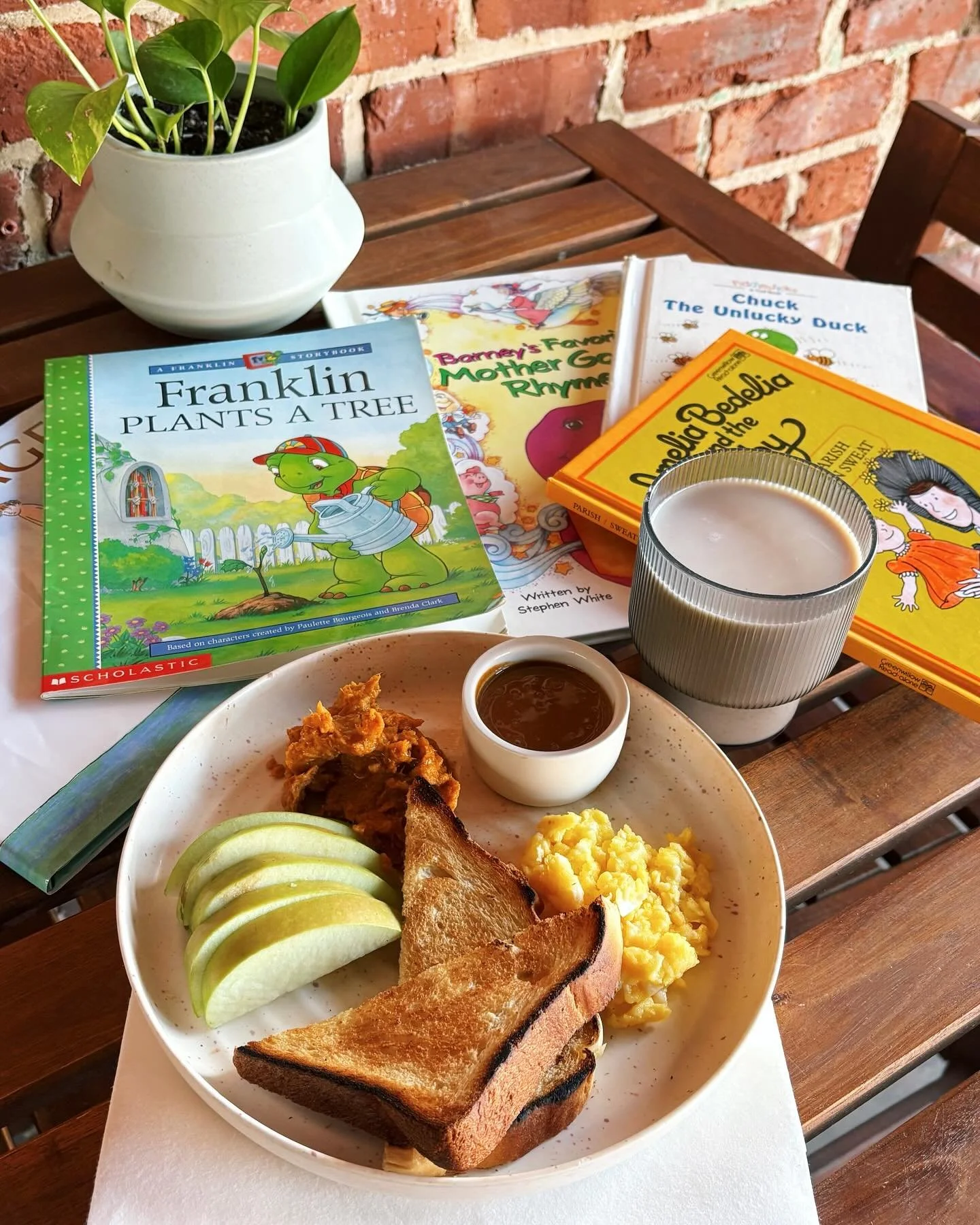 Introducing the EXTRA-smallSUGAR breakfast&hellip;

A special, just for the kiddos &mdash; ft. scrambled egg 🍳 apple slices w/ almond butter 🍏 cinnamon sweet potato mash 🍠 &amp; two slices of toasted Croissant Loaf 🥐

Now your little ones can enj