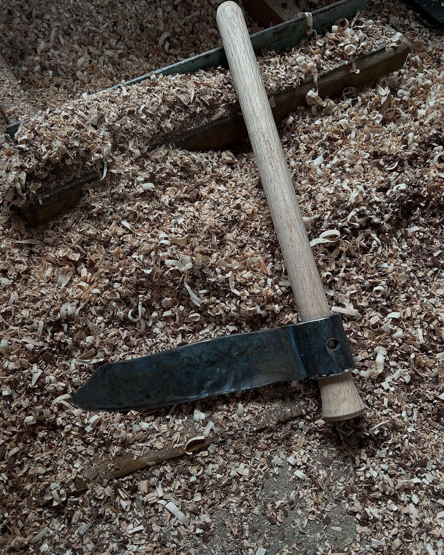 Finally have been building my green wood working tool arsenal. A friend and froe well mostly friends we are, paired with a wooden mallet we can split and rive wood very precisely. Made from an old leaf spring and a turned red oak handle. @donweber862