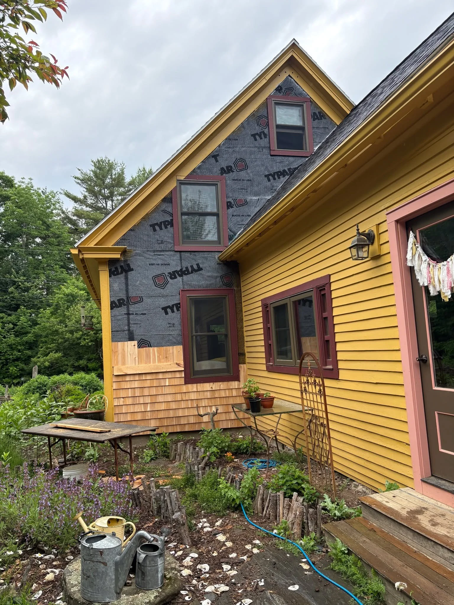 🌸 A great way to start of the summer with a finished exterior. I love the texture of the cedar shakes.