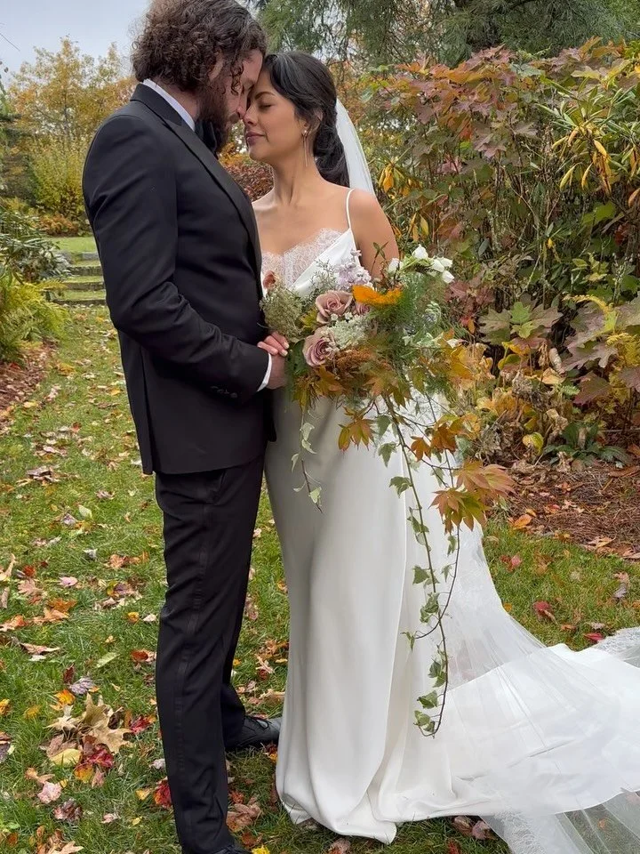 Is it too early to start reminiscing on fall color palettes? 🤭 this was a BRISK October day, but soooooooo beautiful 🤍 
Venue: @rockwoodlodgenc