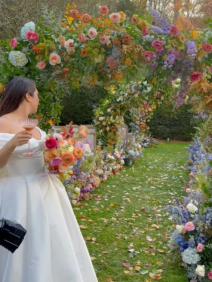 Some of my favorite behind the scenes videos from a lush fall wedding a few octobers ago 🤍 can you tell I’m getting excited for fall weddings? 🤍
Venue: @oldedwardsevents 
Planner: @plumeevents 
#wedding #weddingdecoration #weddingflowers #w