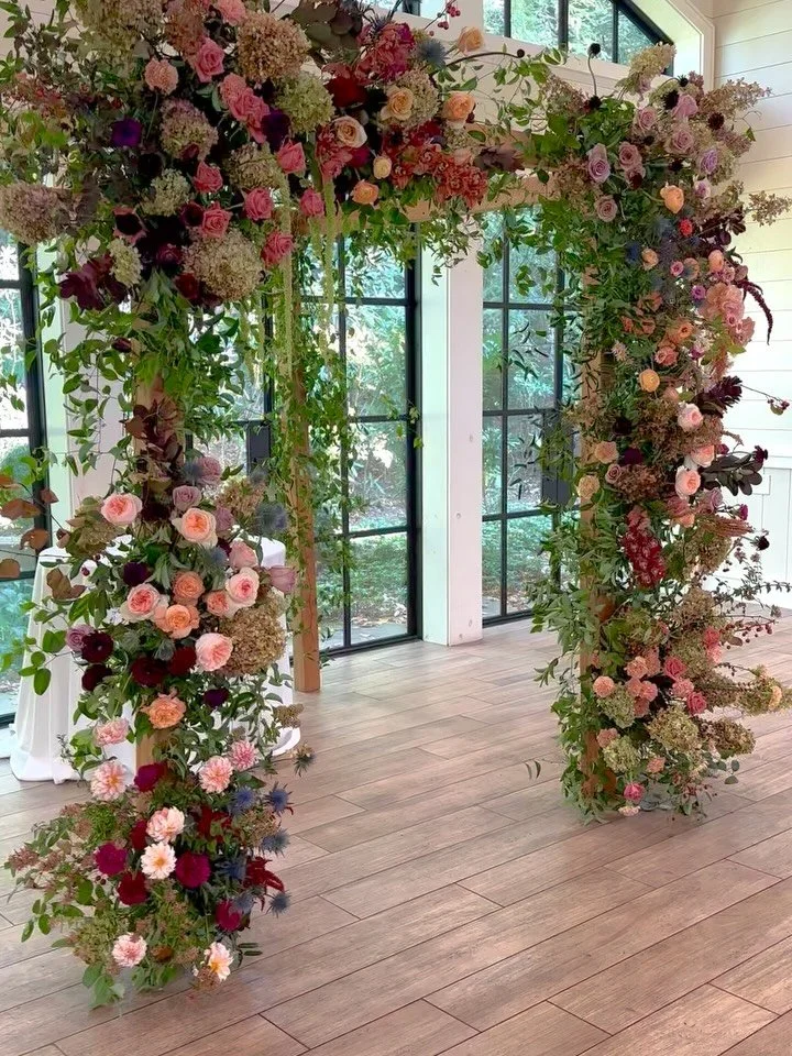 Wedding theme: Autumn meets Midsummer night’s dream 🤍