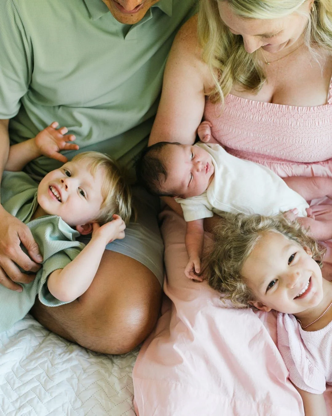 Just published: a fresh blog post all about embracing the real in newborn &amp; sibling photos 🌟 Because yes &mdash; I absolutely believe it's the wild &amp; wonderful chaos, the giggles in between, and the tiny moments of pure cuddle that make the 