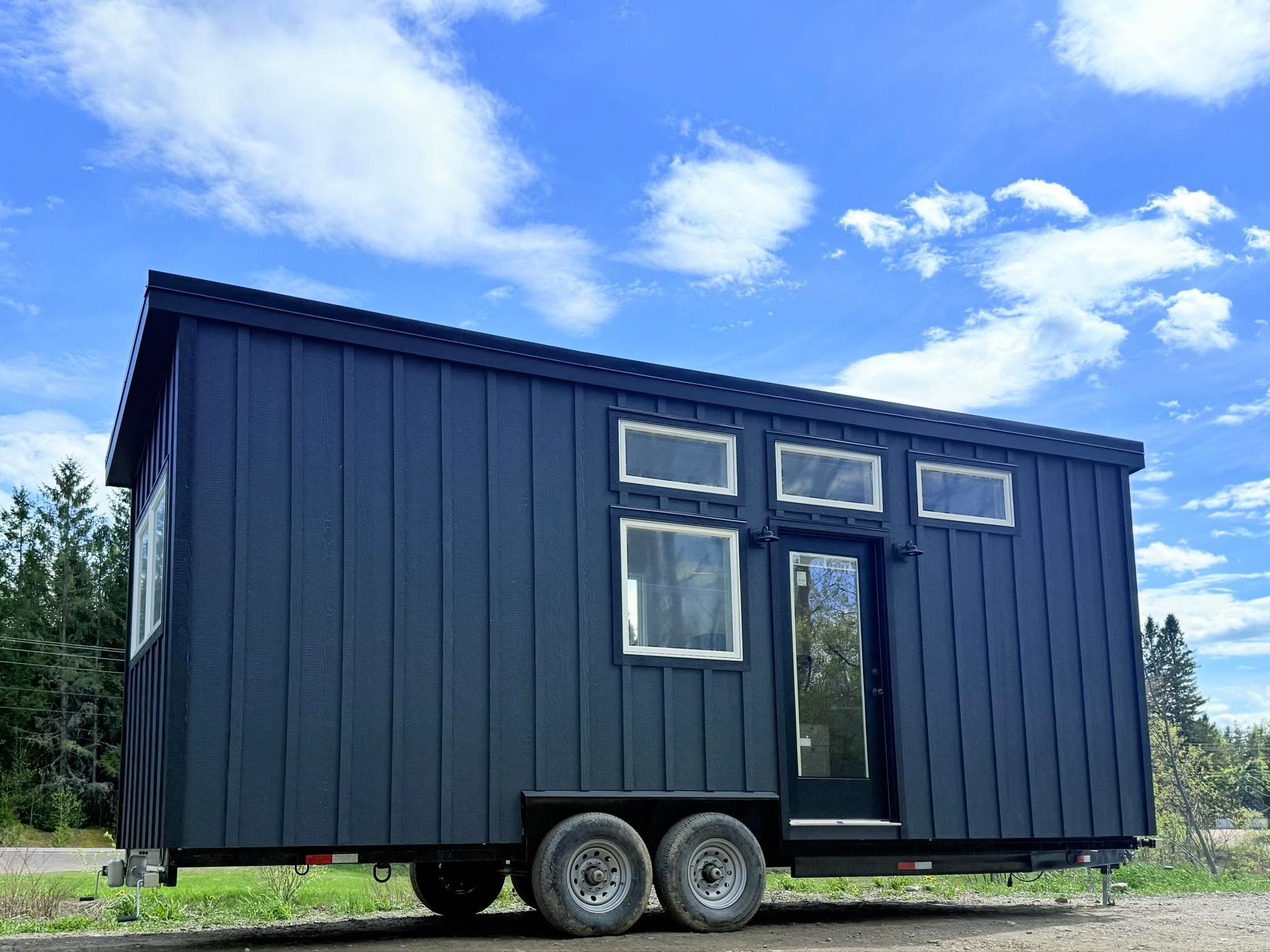 Introducing the 8x24 Skitacook 2.0! 🏡✨
We made a few changes to make this model even better&mdash;added windows for extra natural light and a more polished exterior look.

All on one level, this open-concept studio is perfect as:
💼 A home office
🛏