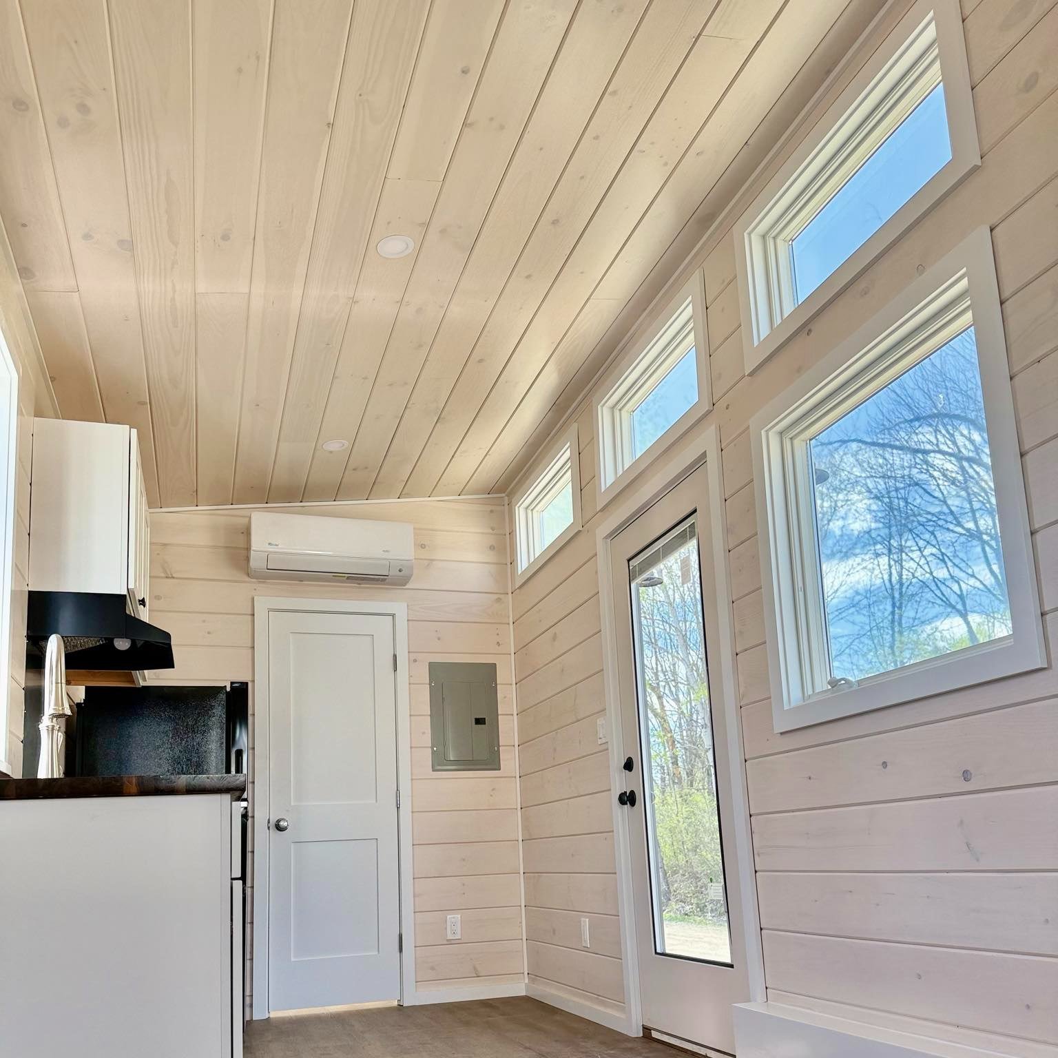 Light. Bright. Just right. ☀️
The 8x24 Skitacook is filled with natural light, making this tiny space feel wide open and welcoming.
Big windows, smart design, and sun-soaked mornings&mdash;what more could you want?

#Skitacook #TinyHomeLiving #Natura