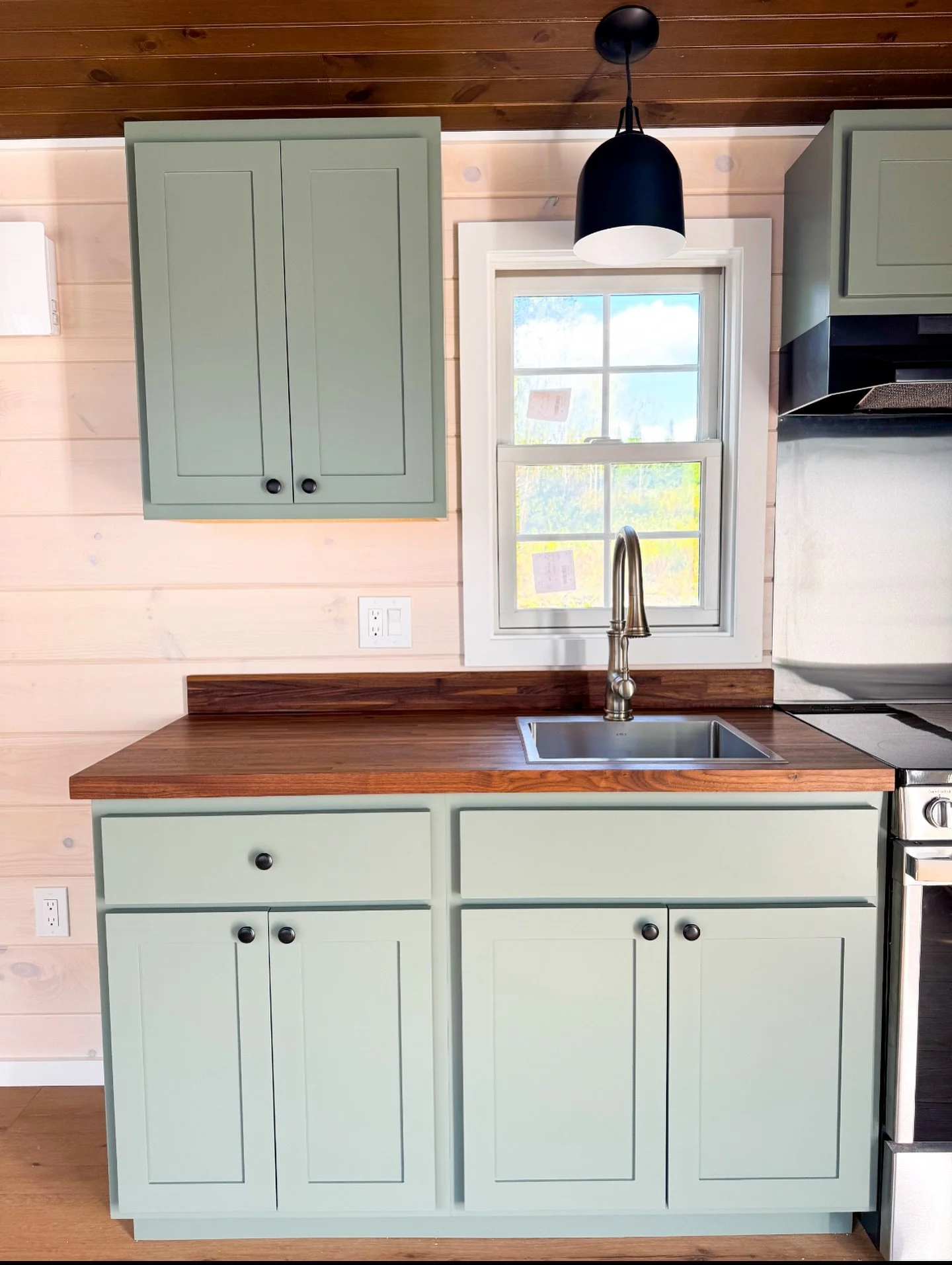🚨 We have a 2-Bedroom 10x38 Baxter for sale! 🚨
Check out this gorgeous cabinet color 😍
If you&rsquo;re interested in purchasing, contact us ASAP!

📲 Call or text: 207-619-4108
🌐 More details on our website: tinyhomesofmaine.com

#buynow #hancock