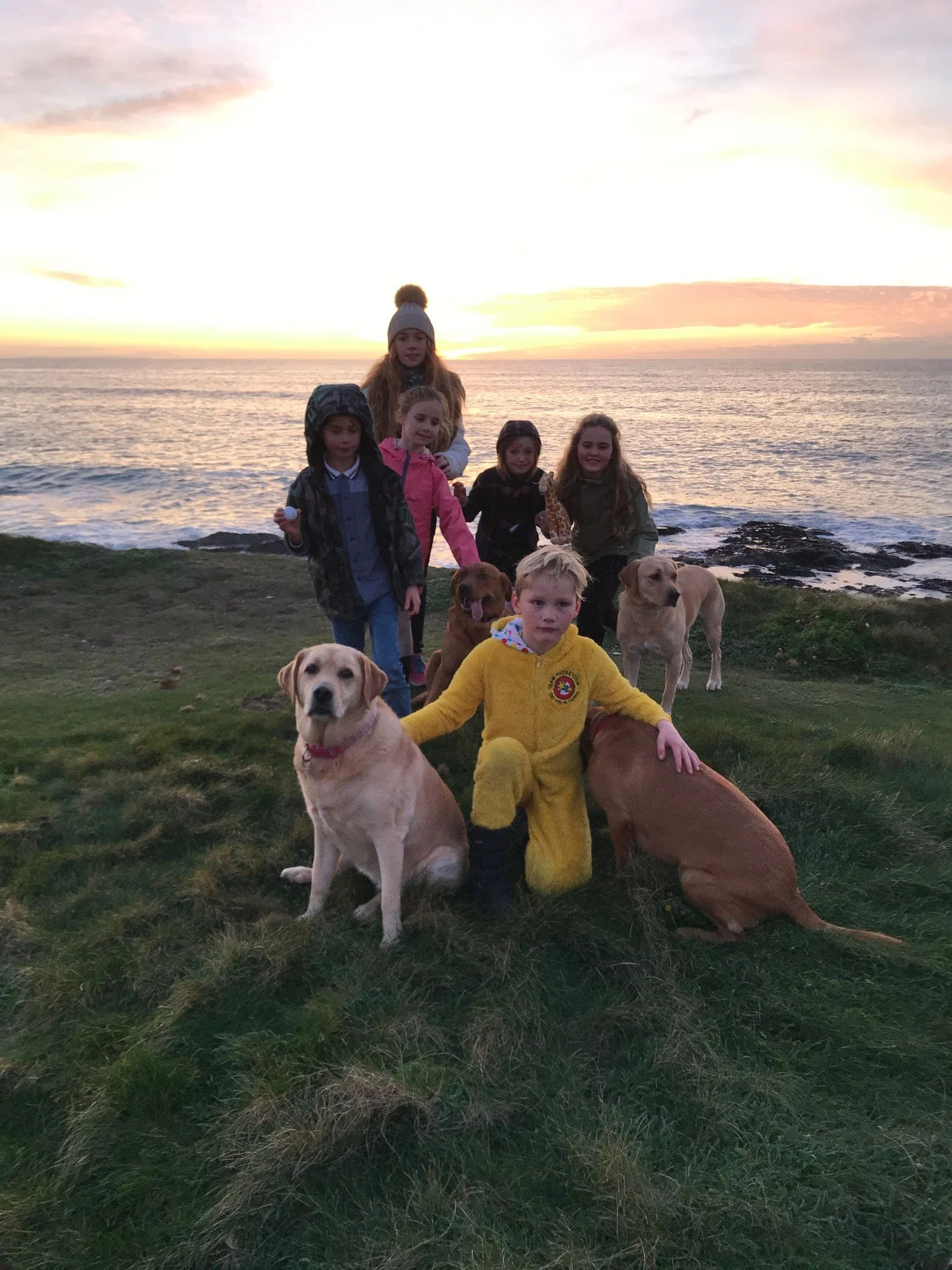 There&rsquo;s nothing quite like the thrill of exploring Porthcothan Bay with the whole family &ndash; including your furry friends! 🐶🌊
From running along the beach to chasing the waves, every day is an adventure here. 🌟✨
Book your 2026  adventure
