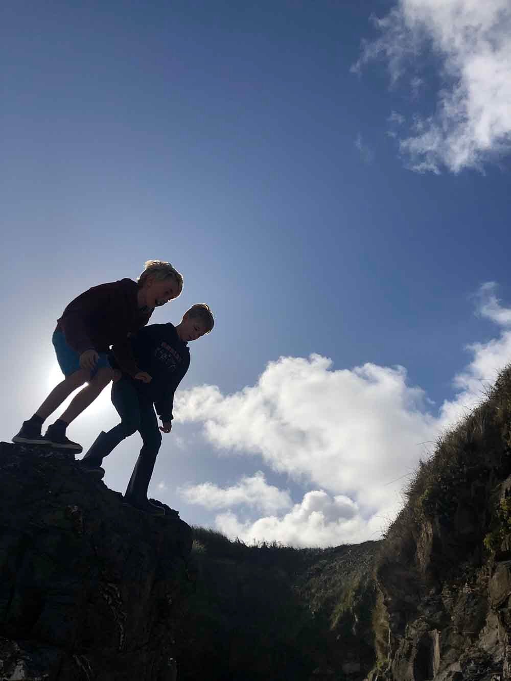 Discovering Freedom at Porthcothan Bay 🏖️🌟
There&rsquo;s something magical about the moment kids discover the freedom of the beach. 🏃&zwj;♂️💨
Running along the shore, jumping from rock to rock,feeling the sand between their toes, and letting thei