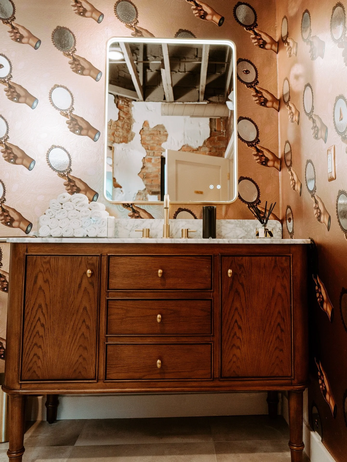 Wallpaper that begs to be your backdrop.