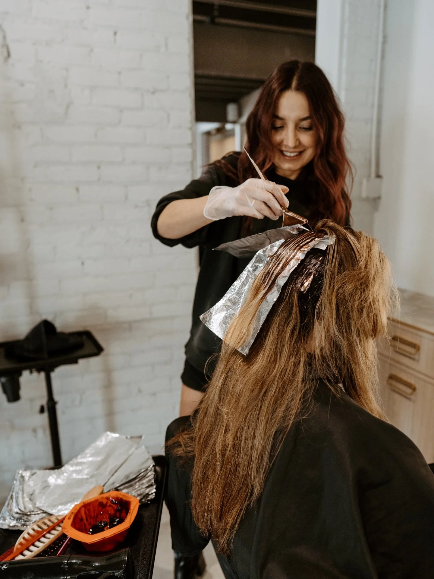 Already thinking about your holiday cut and color? Say less. Make your appointment soon before we&rsquo;re fully booked, spots are filling fast! 🎄✨