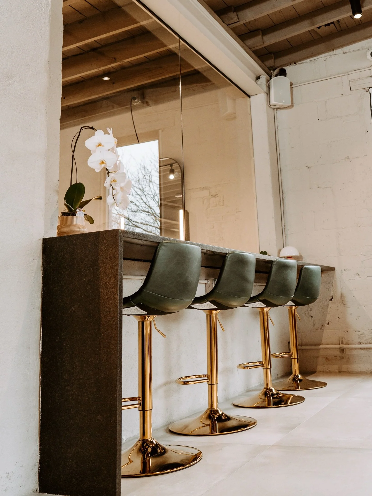 Get your hair done, and your to-do list handled ✨💻☕

Bring your laptop, grab a chair and answer a few emails, have a snack in the caf&egrave;, scroll in peace &mdash; whatever your day looks like, we&rsquo;ve got you. You do your thing, we&rsquo;ll 
