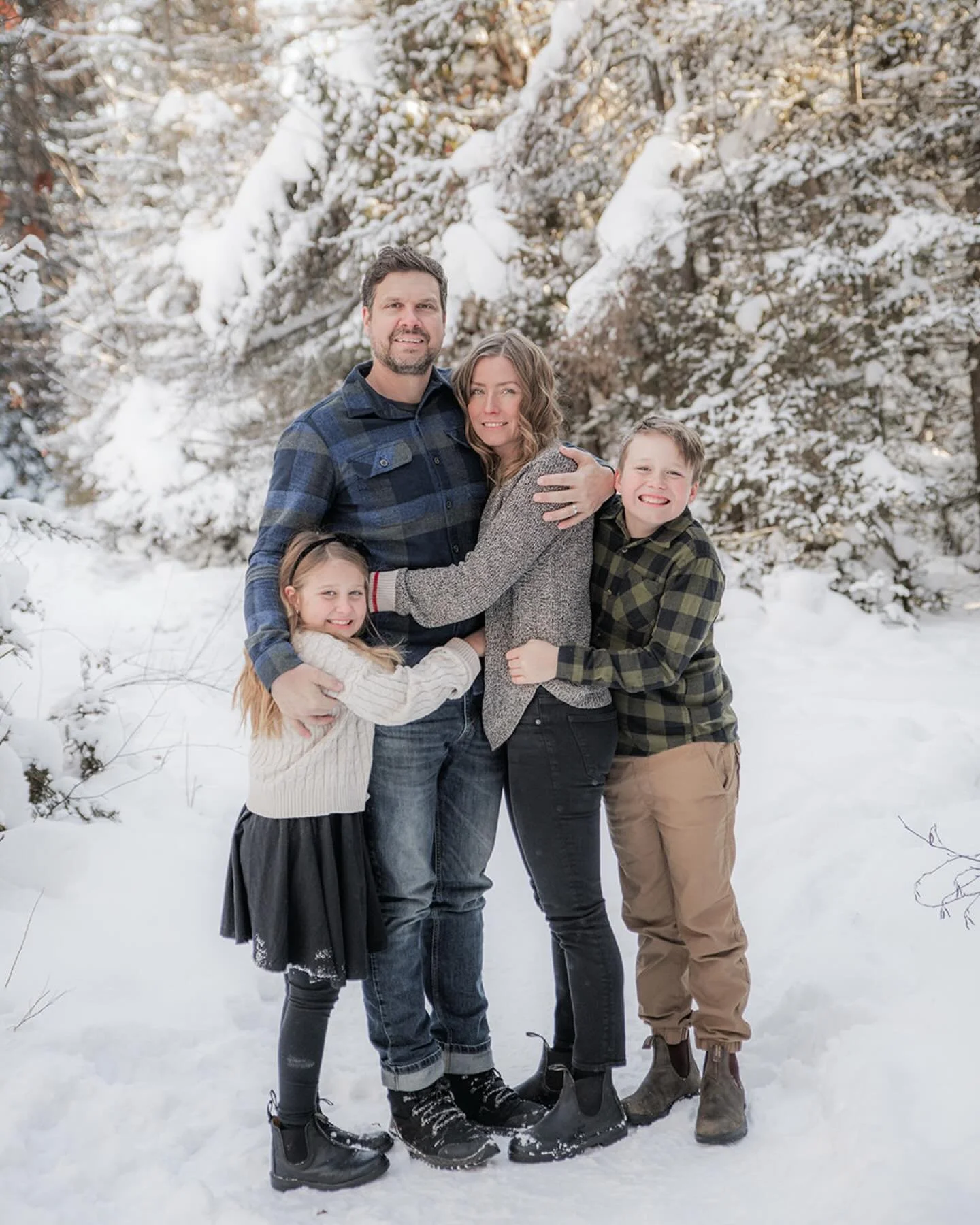 Sometimes a classic family photo is exactly what you need&mdash;the kind Grandma proudly hangs on her wall or you use for your Christmas card. 👌 Candid shots are amazing too, but when it&rsquo;s -15 outside, a timeless posed portrait is the best opt