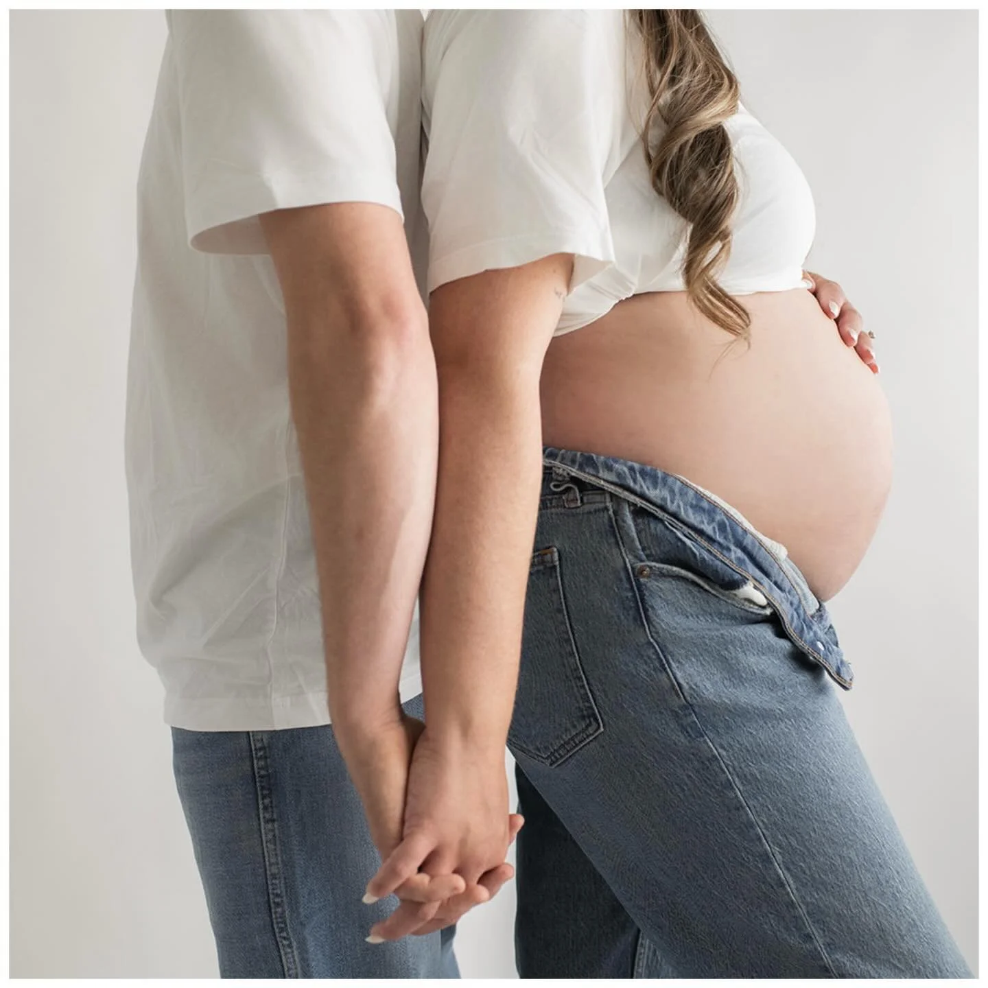 A sweet studio maternity session ☁️
In just a few weeks, their little man will be back in my studio earthside, and capturing both sides of that story is truly my favourite part.
Thank you James &amp; Amelia for inviting me into these moments 🤍