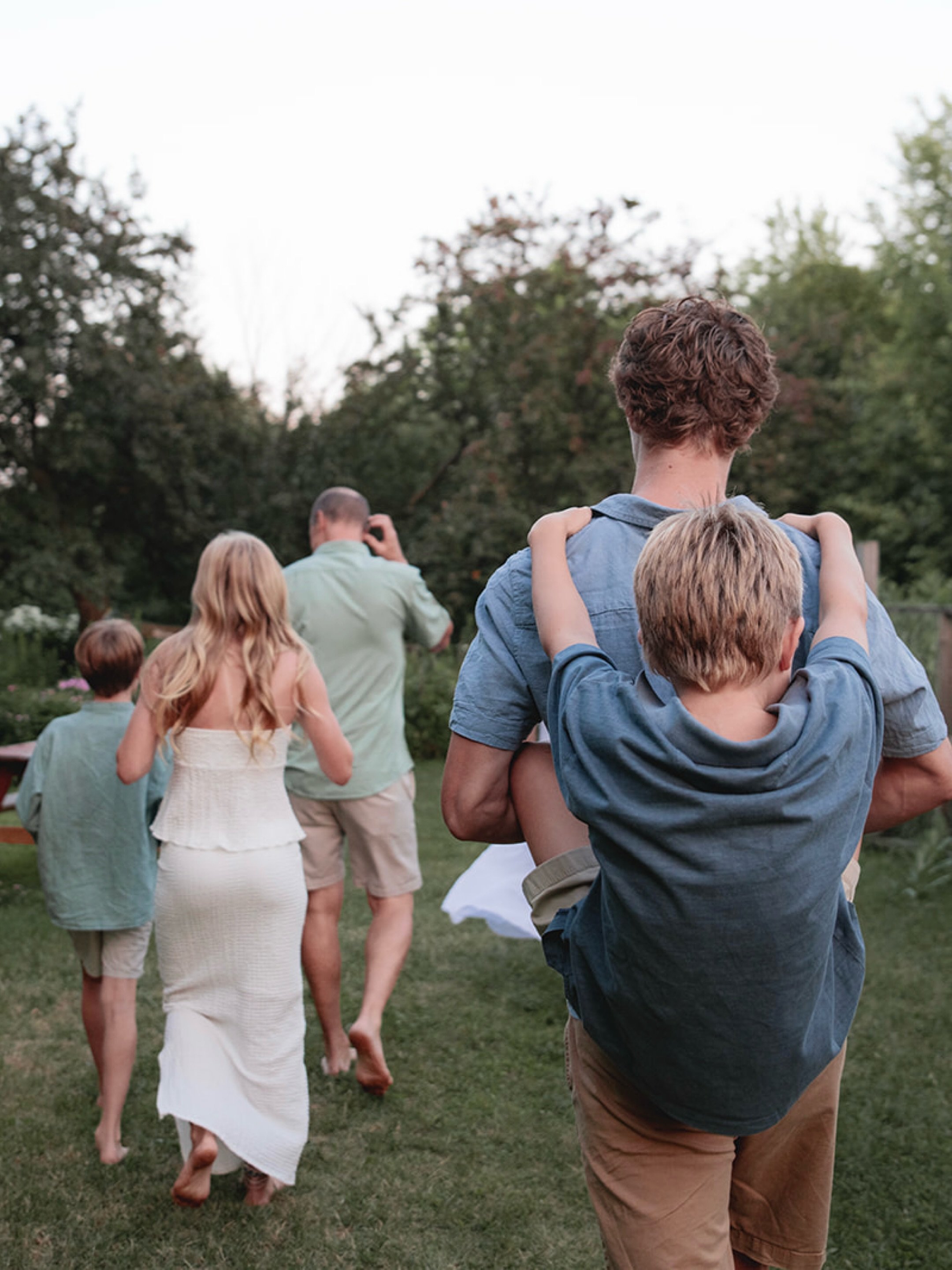 The W I L S O N Family
Mama dreamed of a beach session, but Mother Nature had other plans (hello, wild wind). A quick pivot turned into the most magical garden evening 🪻🦋. These eight radiate so much joy &amp; love. It is always a pleasure (&amp; l