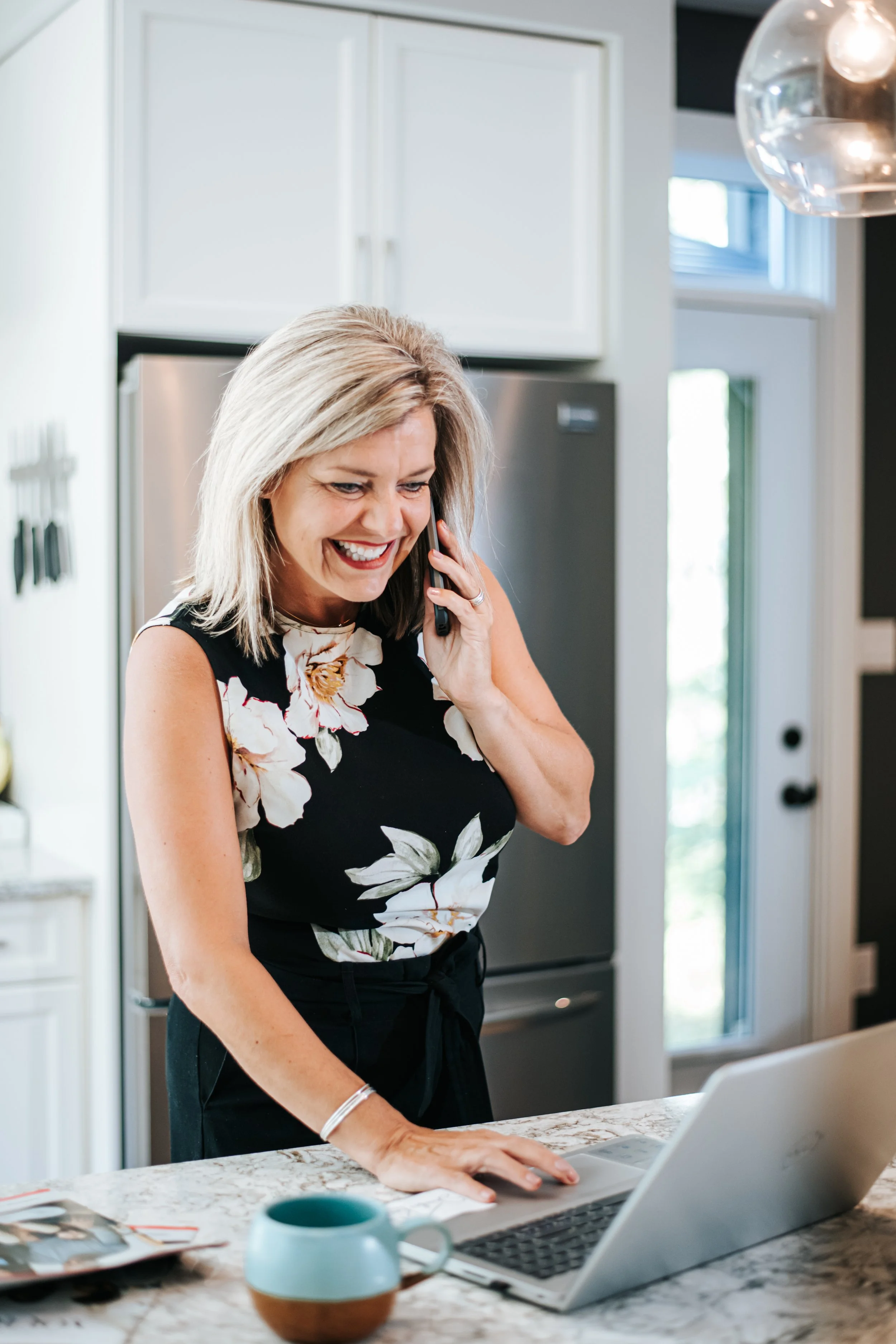 real-estate agent on the phone branding photo