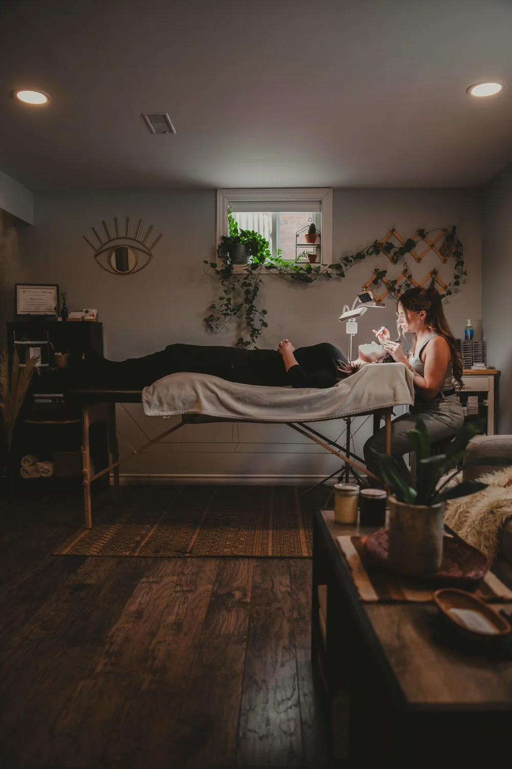 lash technician working in a home studio