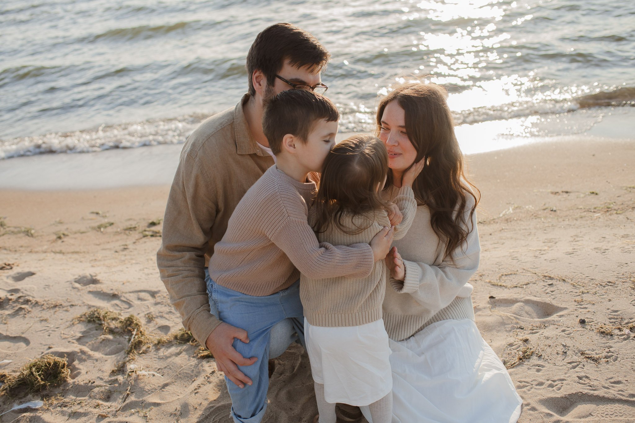 mom, dad, brother, sister, beachside, golden hour photoshoot