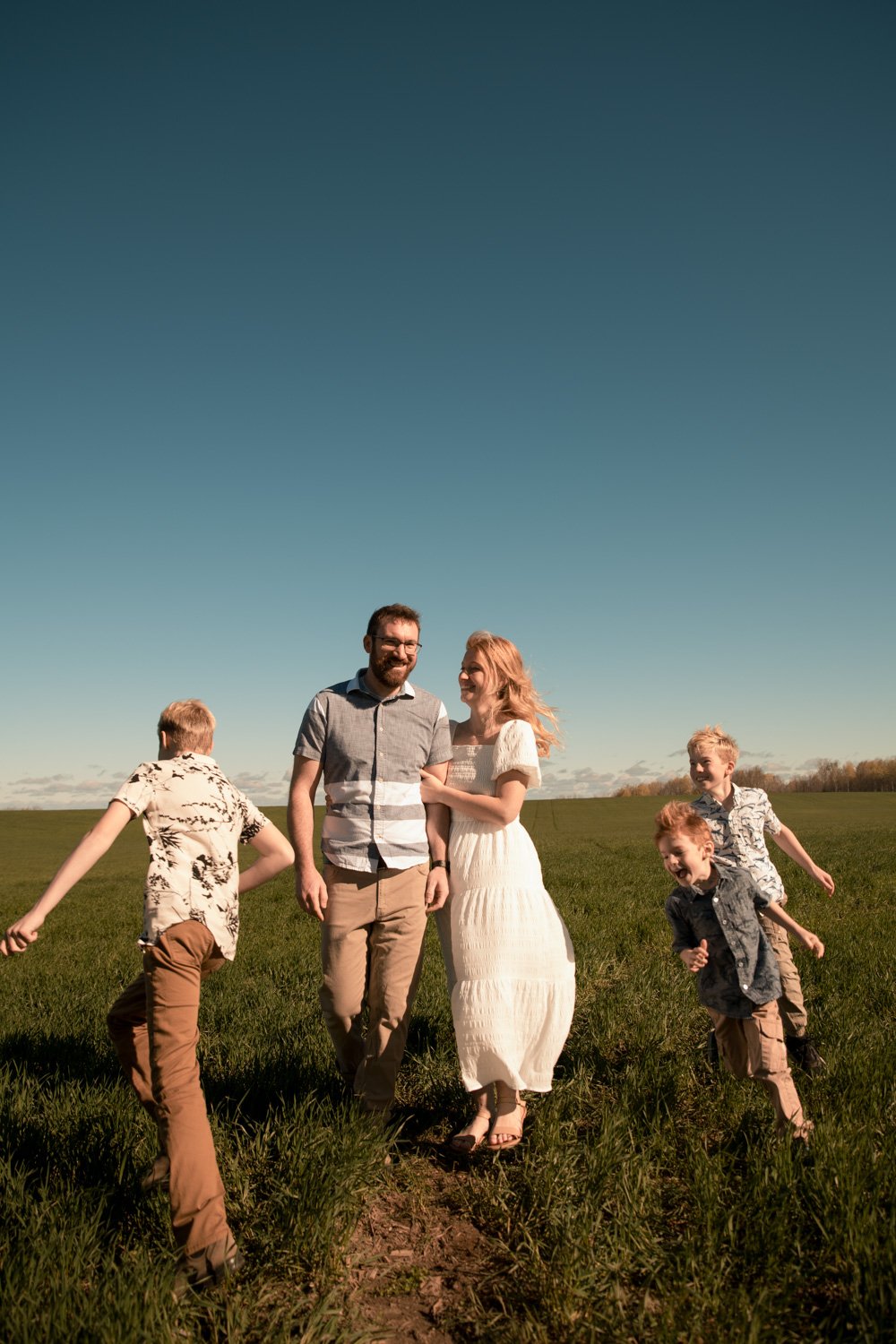 morning sunrise family of 5 in a field photoshoot