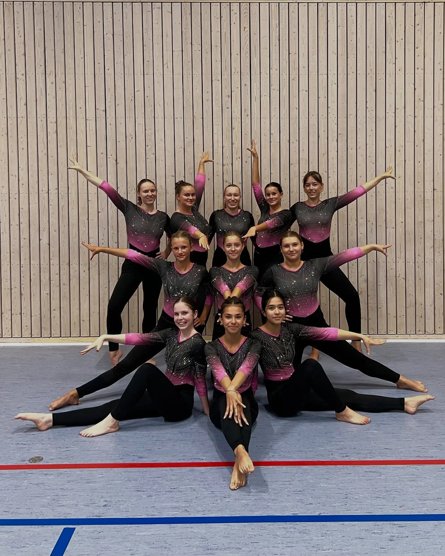 🩷 Kreisliga A Team 2025 Teil 1 🩷

Franka ist die Mama unseres Teams. Seit 13 Jahren turnt sie schon bei uns, hat immer ein offenes Ohr und die richtigen Worte. Mit ihrer Erfahrung und Gelassenheit ist sie eine wichtige St&uuml;tze an allen vier Ger