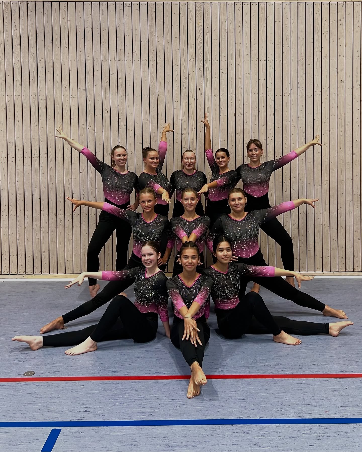 🩷 Kreisliga A Team 2025 Teil 1 🩷

Franka ist die Mama unseres Teams. Seit 13 Jahren turnt sie schon bei uns, hat immer ein offenes Ohr und die richtigen Worte. Mit ihrer Erfahrung und Gelassenheit ist sie eine wichtige St&uuml;tze an allen vier Ger