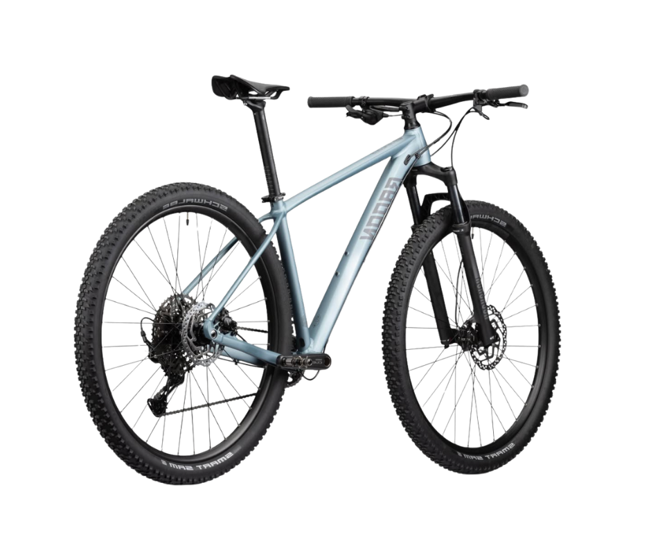 Vélo de montagne noir et bleu avec cadre en aluminium et pneus tout-terrain.