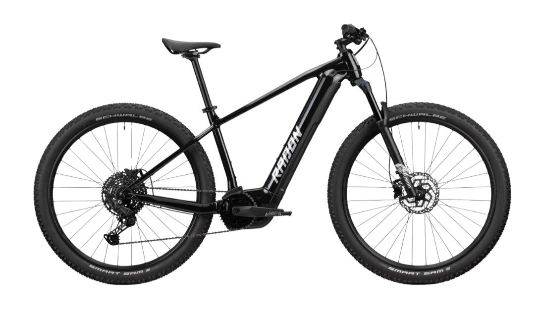 Vélo de montagne noir avec suspension avant, pneus Schwalbe, cadre en aluminium, moteur électrique et batterie intégrée.