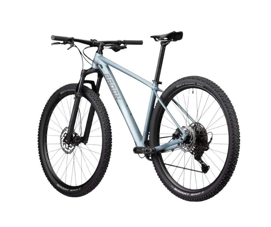 VTT (vélo tout terrain) noir et bleu avec suspension, pneus large et disques de frein, présenté en profil