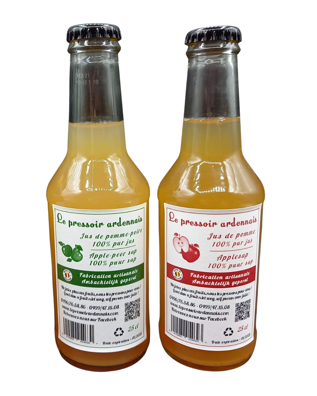 Deux bouteilles de jus de pomme, l'une avec une étiquette verte et l'autre avec une étiquette rouge, sur fond noir.